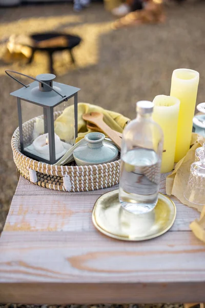 Maravilhosamente servido mesa de jantar com velas — Fotografia de Stock