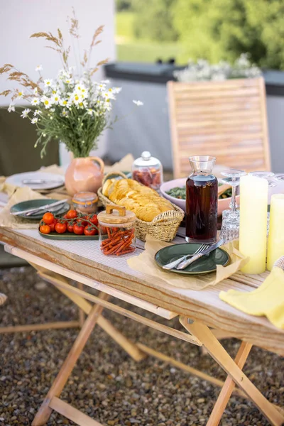 Schön servierter Holztisch mit Speisen und Gerichten im Boho-Stil im Freien — Stockfoto