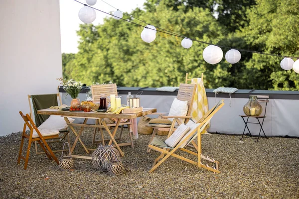 Schön dekorierte Dachterrasse mit Esstisch — Stockfoto