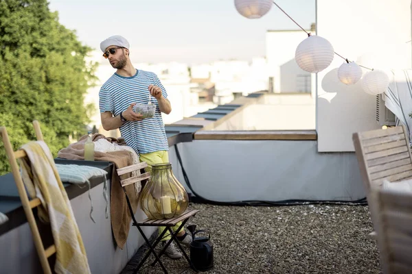 Stijlvolle man die rondhangt op het dakterras — Stockfoto