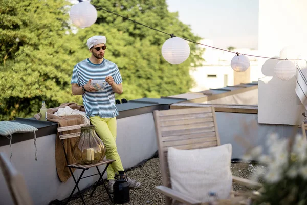 Stylish guy hanging out on the roof terrace — Stock Photo, Image