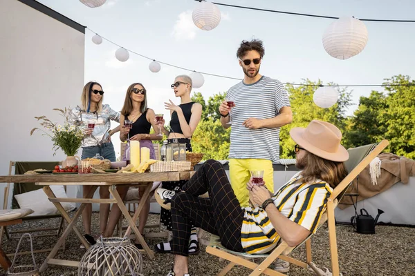 Vrienden chillen op het dakterras — Stockfoto