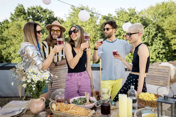 Jeunes amis élégants ayant un dîner festif sur la terrasse du toit — Photo