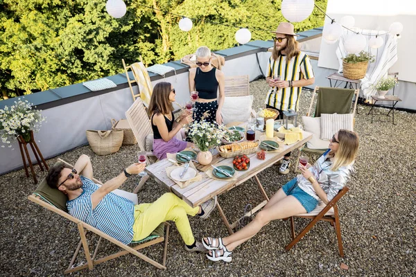 Amigos relajándose en la azotea — Foto de Stock