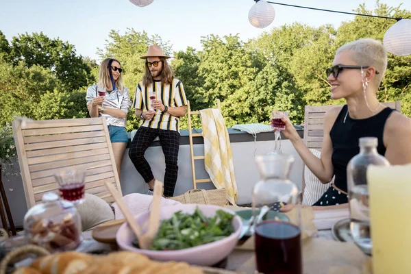 Vänner på festlig middag utomhus — Stockfoto