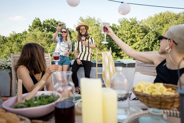 Vänner på festlig middag utomhus — Stockfoto