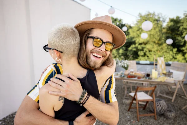 Jóvenes amigos elegantes saludan en la fiesta al aire libre —  Fotos de Stock