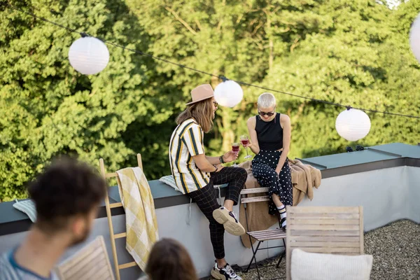 Två vänner umgås på picknick utomhus — Stockfoto