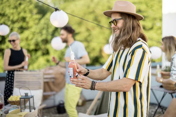 Giovani amici alla moda che fanno una cena festiva sulla terrazza sul tetto — Foto Stock