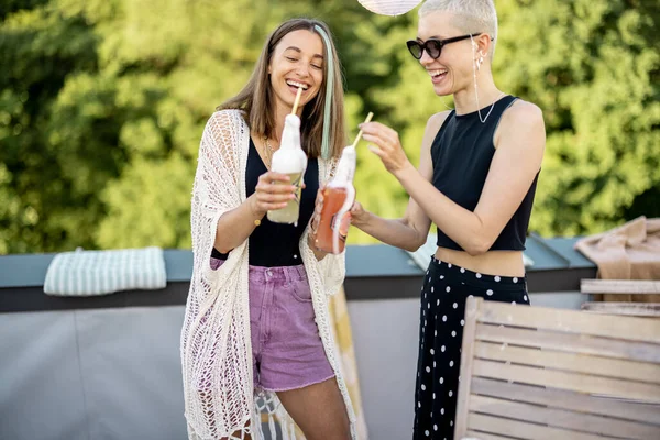 Jóvenes amigos elegantes que tienen una cena festiva en la terraza de la azotea —  Fotos de Stock