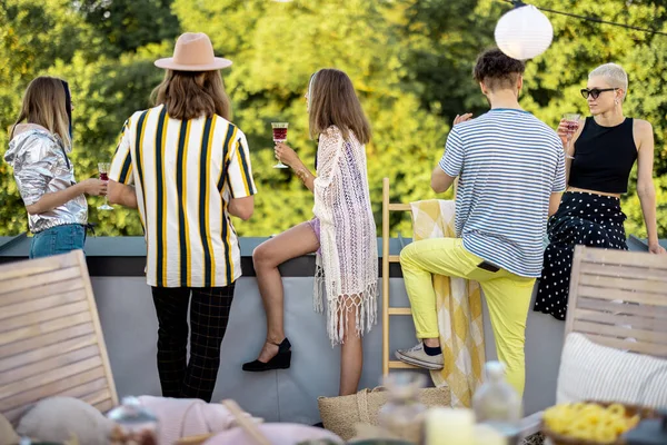 Amis à la fête sur la terrasse du toit — Photo