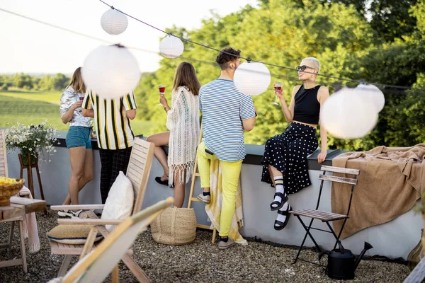 Jeunes amis élégants ayant un dîner festif sur la terrasse du toit — Photo