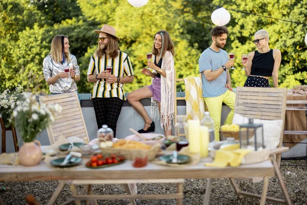 Jeunes amis élégants ayant un dîner festif sur la terrasse du toit — Photo