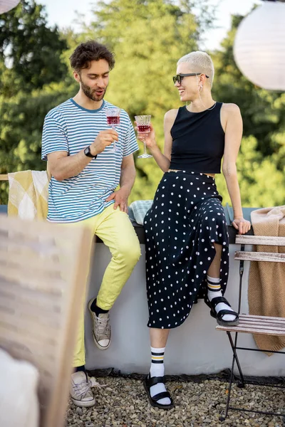 Två vänner umgås på picknick utomhus — Stockfoto