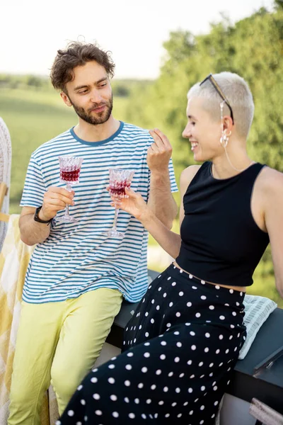 Två vänner umgås på picknick utomhus — Stockfoto