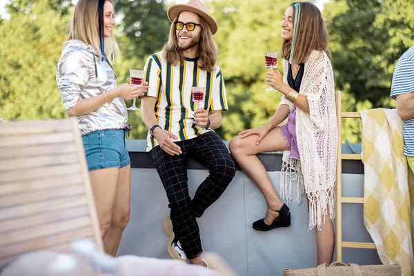 Vänner som hänger på picknick utomhus — Stockfoto