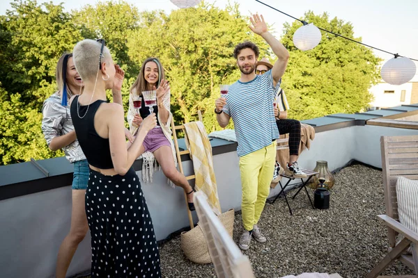 Des amis élégants à la fête sur la terrasse du toit — Photo
