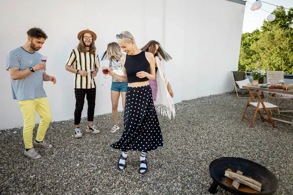 Snygga vänner dansar på fest utomhus — Stockfoto