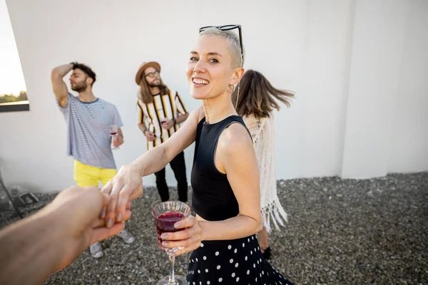 Snygga vänner dansar på fest utomhus — Stockfoto