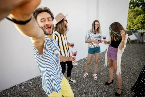 パーティーで踊るスタイリッシュな友人屋外 — ストック写真