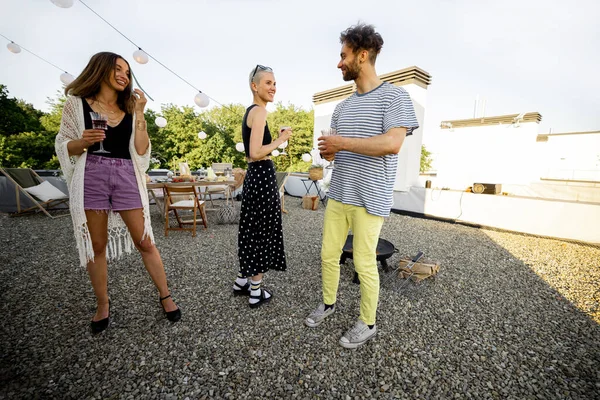 Amigos con estilo bailando en la fiesta al aire libre — Foto de Stock