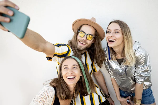 Stylové přátelé fotit selfie na telefonu — Stock fotografie