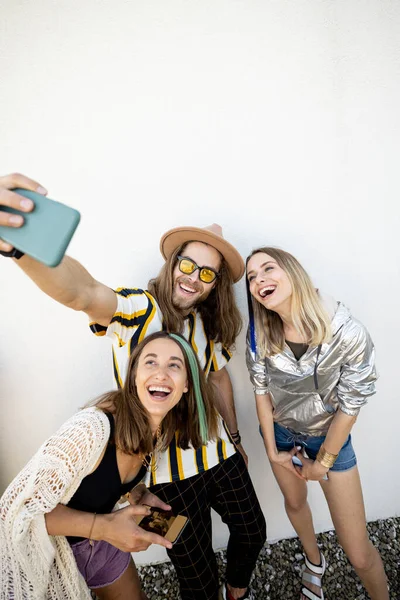 Amigos elegantes tomando foto selfie en el teléfono —  Fotos de Stock