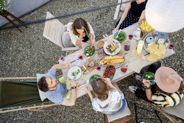 İnsanlar dışarıda yemek yiyor, yukarıdan manzara seyrediyor. — Stok fotoğraf