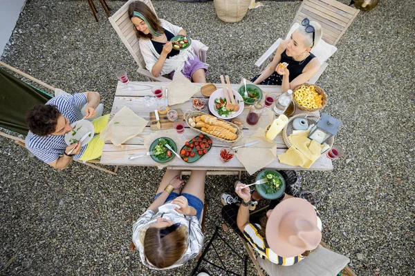 Persone che cenano all'aperto, vista sul tavolo dall'alto — Foto Stock