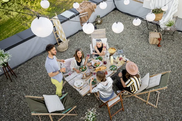 Les amis ont un dîner esthétique sur un toit-terrasse — Photo