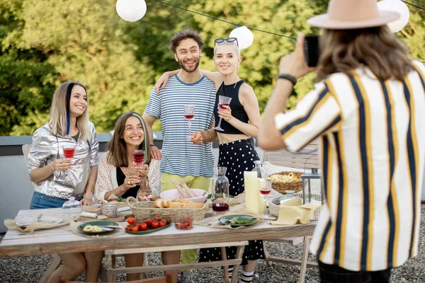Snygga vänner på picknick utomhus — Stockfoto