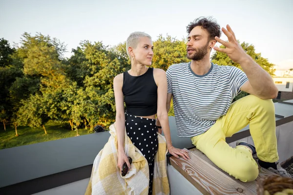 Deux amis qui traînent au pique-nique en plein air — Photo