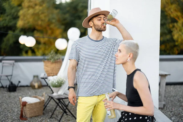 Två vänner umgås på picknick utomhus — Stockfoto