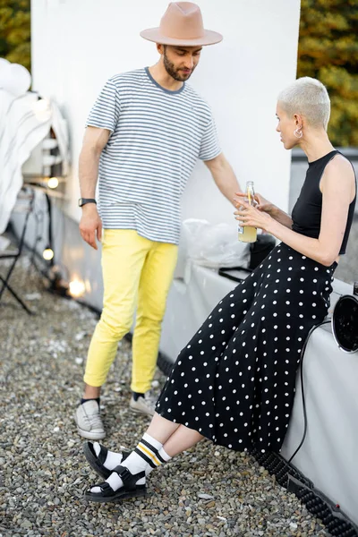 Deux amis qui traînent au pique-nique en plein air — Photo