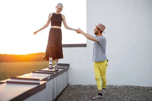 Passeggiata di coppia sul tetto al tramonto — Foto Stock