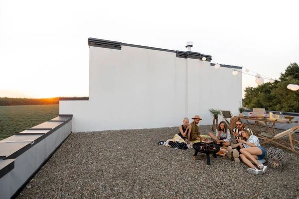 Terraço no último piso com amigos fazendo um piquenique — Fotografia de Stock