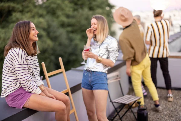 Arkadaşlar alacakaranlıkta çatıdaki bir partide eğlenirler. — Stok fotoğraf
