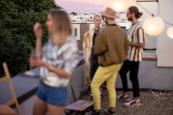 Vänner ha kul på en takfest i skymningen — Stockfoto