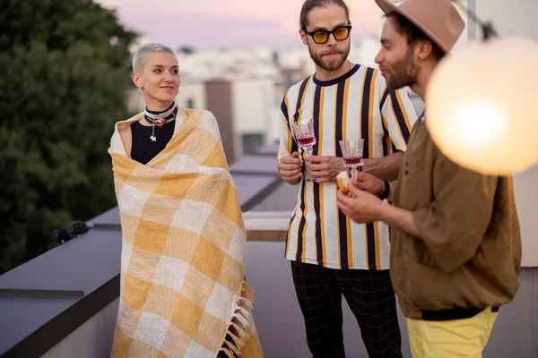 Gli amici si divertono su una festa sul tetto al tramonto — Foto Stock