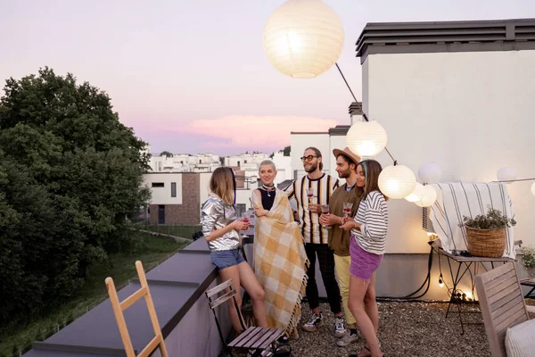 Arkadaşlar alacakaranlıkta çatıdaki bir partide eğlenirler. — Stok fotoğraf