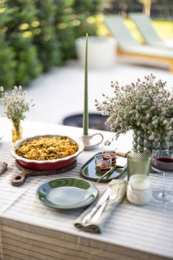 Bahçedeki masa bir masa örtüsüyle kaplı.