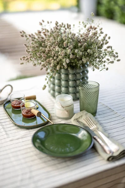 A mesa no jardim está coberta com uma toalha de mesa — Fotografia de Stock