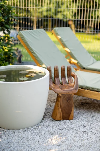 Drewniany fotel w kształcie dłoni — Zdjęcie stockowe