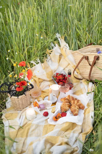 Breakfast picnic at nature — Stock Photo, Image