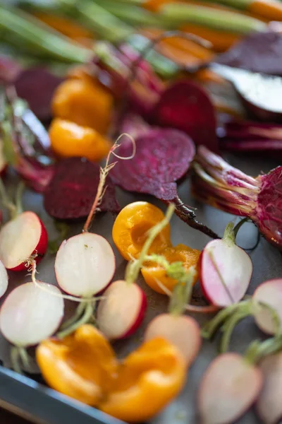 Produtos hortícolas de raiz cozida no forno — Fotografia de Stock