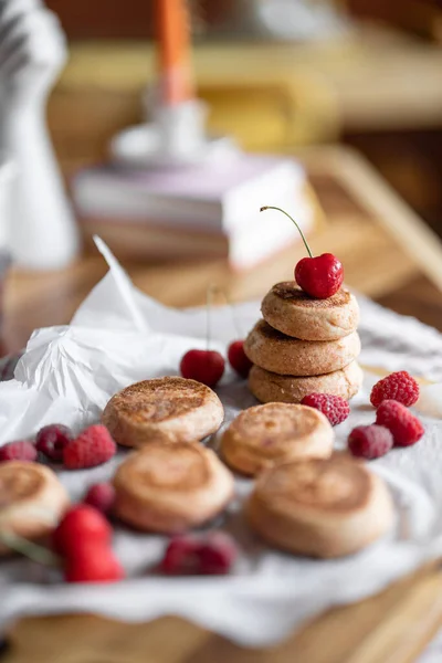 Cheesecakes decorated with cherry — Stock Photo, Image