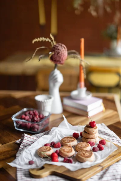 Gâteaux au fromage décorés de cerises — Photo