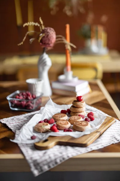 Cheesecakes decorated with cherry — Stock Photo, Image