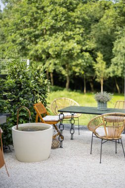 Doğal tarzda güzel bir bahçe.