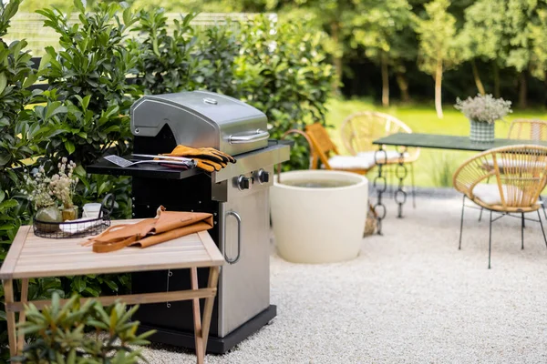 Patio trasero con barbacoa y mesa de comedor — Foto de Stock